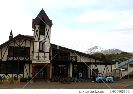 春天的北海道,在函館本線的二世古町二世古站,可以欣賞到以二世古安努普利山為背景的寧靜景色。 春天的北海道,在函館本線的二世古町二世古站,可以欣賞到以二世古安努普利山為背景的寧靜景色。 140990991