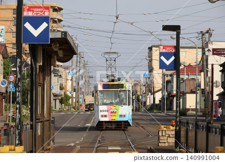 函館市電車:函館碼頭附近的 8000 系列電車。 函館市電車:函館碼頭附近的 8000 系列電車。 140991004