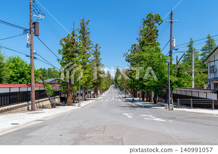 [弘前市禪林街] 禪林街是一個寺廟區，筆直的道路兩旁整齊地排列著杉樹和曹洞宗寺廟。 140991057
