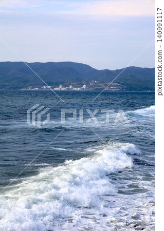 春天,從北海道尻別市岩內町雷電海岸眺望位於積丹半島底部的泊村的北海道電力公司核電廠。 春天,從北海道尻別市岩內町雷電海岸眺望位於積丹半島底部的泊村的北海道電力公司核電廠。 140991117