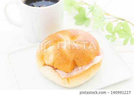 早餐是美味的凱撒三明治和咖啡。 早餐是美味的凱撒三明治和咖啡。 140991227