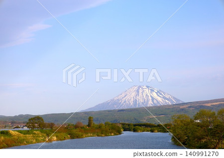 北海道的春天,黃昏時分,從尻別市積丹半島底部的協和町堀部川附近眺望二世古山脈和雷電海岸。 北海道的春天,黃昏時分,從尻別市積丹半島底部的協和町堀部川附近眺望二世古山脈和雷電海岸。 140991270