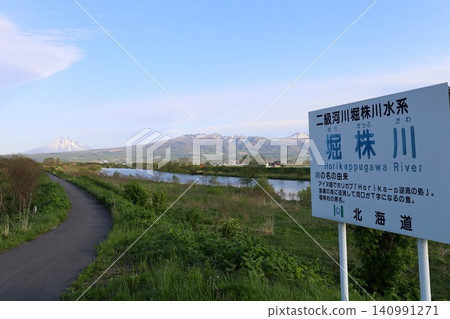 北海道的春天,黃昏時分,從尻別市積丹半島底部的協和町堀部川附近眺望二世古山脈和雷電海岸。 北海道的春天,黃昏時分,從尻別市積丹半島底部的協和町堀部川附近眺望二世古山脈和雷電海岸。 140991271