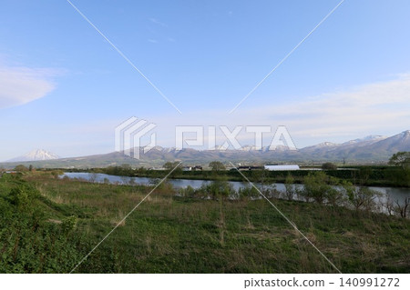 北海道的春天,黃昏時分,從尻別市積丹半島底部的協和町堀部川附近眺望二世古山脈和雷電海岸。 北海道的春天,黃昏時分,從尻別市積丹半島底部的協和町堀部川附近眺望二世古山脈和雷電海岸。 140991272