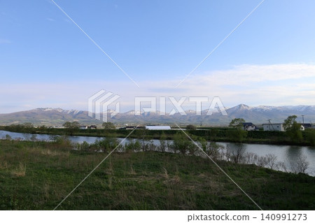 北海道的春天,黃昏時分,從尻別市積丹半島底部的協和町堀部川附近眺望二世古山脈和雷電海岸。 北海道的春天,黃昏時分,從尻別市積丹半島底部的協和町堀部川附近眺望二世古山脈和雷電海岸。 140991273