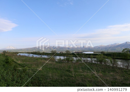 北海道的春天,黃昏時分,從尻別市積丹半島底部的協和町堀部川附近眺望二世古山脈和雷電海岸。 北海道的春天,黃昏時分,從尻別市積丹半島底部的協和町堀部川附近眺望二世古山脈和雷電海岸。 140991279