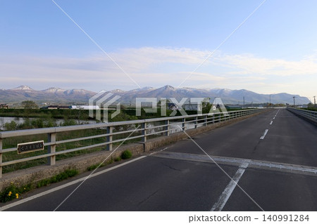北海道的春天,黃昏時分,從尻別市積丹半島底部的協和町堀部川附近眺望二世古山脈和雷電海岸。 北海道的春天,黃昏時分,從尻別市積丹半島底部的協和町堀部川附近眺望二世古山脈和雷電海岸。 140991284
