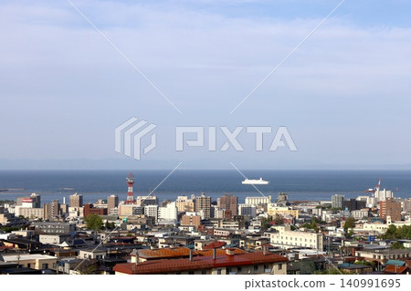 北海道小樽的春天。六月初拍攝的小樽市區景色以及從海上駛出的新日本海渡輪。 140991695