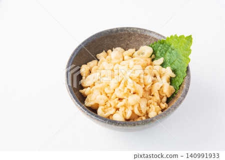 天婦羅麵糊碎屑和紫蘇葉盛放在小碟中 天婦羅麵糊碎屑和紫蘇葉盛放在小碟中 140991933