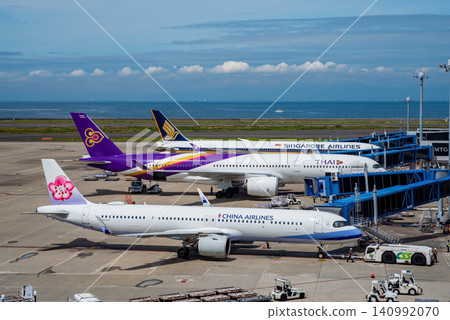 從中部國際機場觀景台看到的景色:國際客運飛機停在停機坪上。 從中部國際機場觀景台看到的景色:國際客運飛機停在停機坪上。 140992070