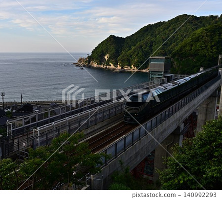 暮光特快「水風號」沿海岸線運行。 暮光特快「水風號」沿海岸線運行。 140992293