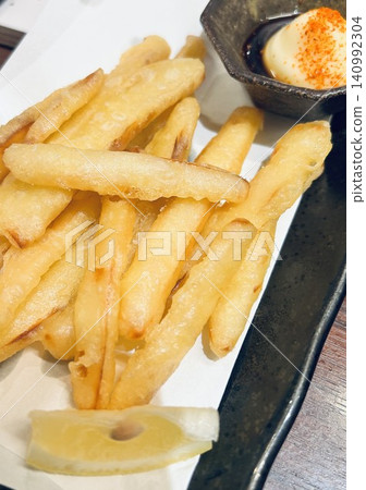 餐桌上擺著薯條 餐桌上擺著薯條 140992304