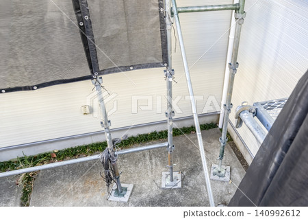 這是一棟房屋,外牆經過翻新,屋頂施工前搭起了臨時鷹架。 這是一棟房屋,外牆經過翻新,屋頂施工前搭起了臨時鷹架。 140992612