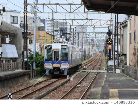一列南海鐵道2000系列車從汐見橋線的西天下茶屋站出發。 一列南海鐵道2000系列車從汐見橋線的西天下茶屋站出發。 140993330