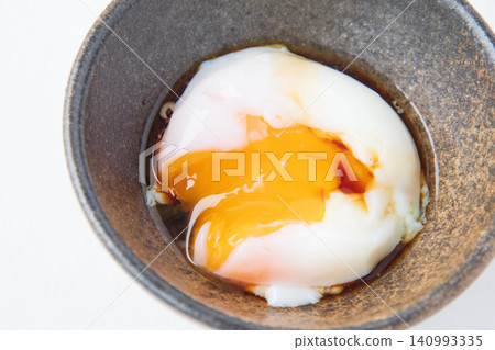 溫泉蛋(溏心蛋),蛋黃戳破,淋上醬油。 溫泉蛋(溏心蛋),蛋黃戳破,淋上醬油。 140993335