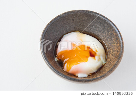 溫泉蛋(溏心蛋),蛋黃戳破,淋上醬油。 溫泉蛋(溏心蛋),蛋黃戳破,淋上醬油。 140993336