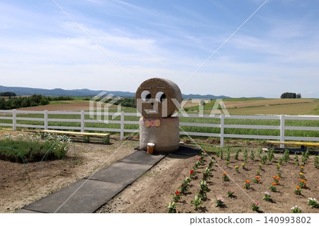 六月的北海道,春天的北海道,初夏的北海道:從美瑛市西北丘陵展望公園眺望美瑛市和十勝山脈,美瑛市是一個丘陵起伏的小鎮。 六月的北海道,春天的北海道,初夏的北海道:從美瑛市西北丘陵展望公園眺望美瑛市和十勝山脈,美瑛市是一個丘陵起伏的小鎮。 140993802