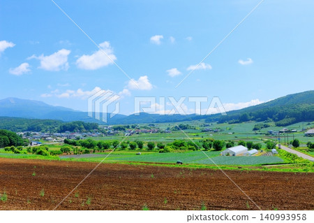 六月,淺間山腳下的妻戀村景色。 六月,淺間山腳下的妻戀村景色。 140993958
