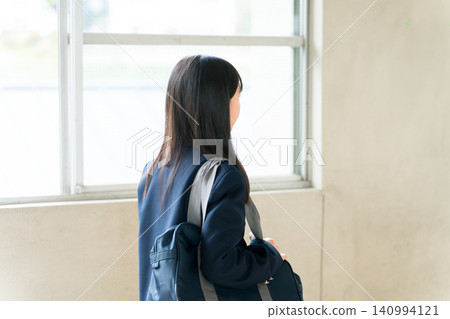 穿著校服的小學、國中和高中女學生在學校走廊上行走的背影 穿著校服的小學、國中和高中女學生在學校走廊上行走的背影 140994121