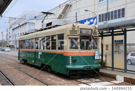 廣島電鐵1900系列車在南町2丁目。 廣島電鐵1900系列車在南町2丁目。 140994155