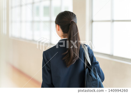 穿著校服的小學、國中和高中女學生在學校走廊上行走的背影 穿著校服的小學、國中和高中女學生在學校走廊上行走的背影 140994260