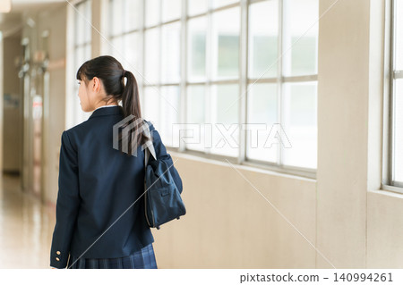 穿著校服的小學、國中和高中女學生在學校走廊上行走的背影 穿著校服的小學、國中和高中女學生在學校走廊上行走的背影 140994261