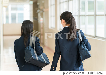 朋友們走在學校走廊的背影(穿著制服的小學生、國中生、高中生和女高中生) 朋友們走在學校走廊的背影(穿著制服的小學生、國中生、高中生和女高中生) 140994262