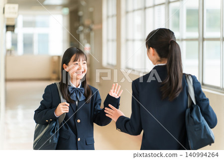 穿著制服的女學生、小學生、國中生和高中生走在學校走廊 穿著制服的女學生、小學生、國中生和高中生走在學校走廊 140994264