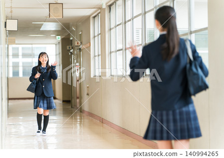 穿著制服的女學生、小學生、國中生和高中生走在學校走廊 穿著制服的女學生、小學生、國中生和高中生走在學校走廊 140994265