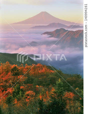 From near the summit of the Ganbara-zuri mountain trail, Mount Fuji appears symmetrical above the sea of clouds. From near the summit of the Ganbara-zuri mountain trail, Mount Fuji appears symmetrical above the sea of clouds. 140994281