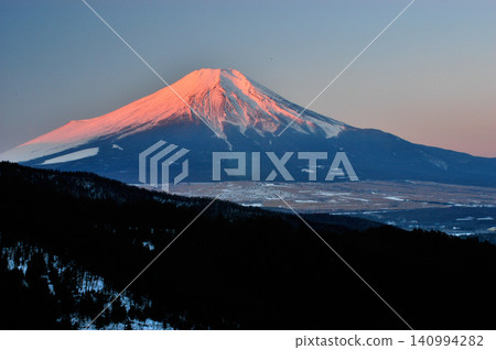 在山梨縣南都留郡山中湖村平野的觀景台上，即使在冬季最寒冷的清晨，也能看到富士山呈現深紅色。 140994282