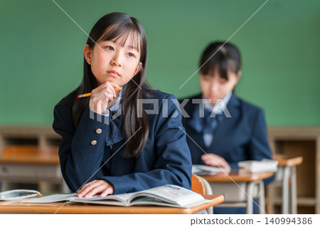 國中女學生上課時向外看(事業、夢想、青春期) 國中女學生上課時向外看(事業、夢想、青春期) 140994386