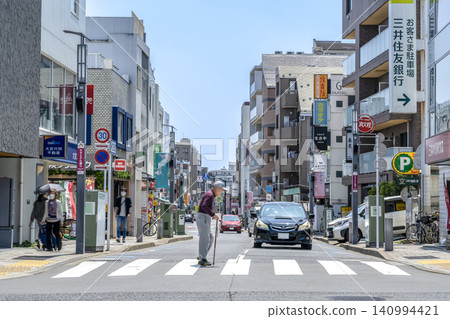東京世田谷區都會景觀：櫻新町車站前的海螺山街 140994421