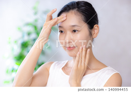 熱愛美容和護膚的女性 熱愛美容和護膚的女性 140994455