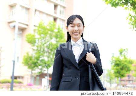 求職學生走過城市的肖像 求職學生走過城市的肖像 140994478