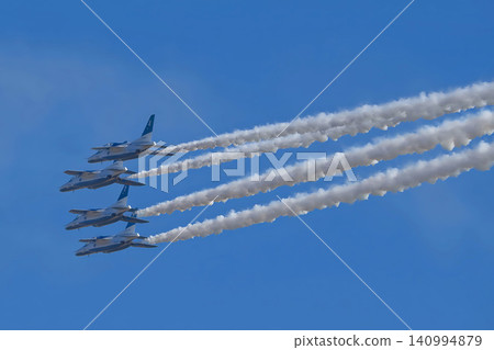 在百里空軍基地航展上進行的「藍色衝擊波」飛行表演 在百里空軍基地航展上進行的「藍色衝擊波」飛行表演 140994879