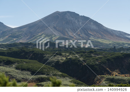 Autumn in the Daisetsuzan Mountains and the volcanic peaks of the high mountains Autumn in the Daisetsuzan Mountains and the volcanic peaks of the high mountains 140994926