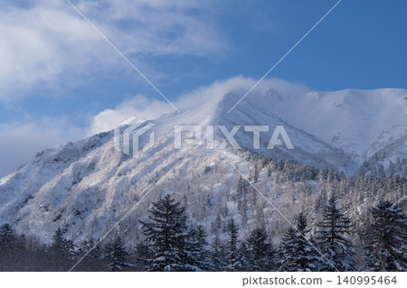 藍天白雲,白雪皚皚的山峰,樹木上覆蓋著一層霜。 藍天白雲,白雪皚皚的山峰,樹木上覆蓋著一層霜。 140995464