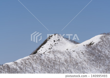 藍天白雲,白雪皚皚的山脊,嶙峋的山峰 藍天白雲,白雪皚皚的山脊,嶙峋的山峰 140995493
