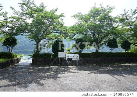 阿吉加瓦湖前的廣場 140995574