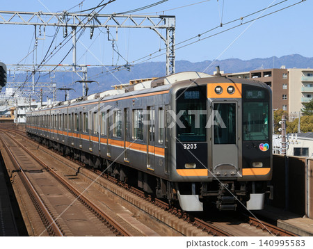 阪神9000系列車駛過出屋敷站。 阪神9000系列車駛過出屋敷站。 140995583
