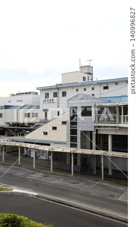 從南出口看到的JR東海道辻戶站車站大樓。 從南出口看到的JR東海道辻戶站車站大樓。 140996827