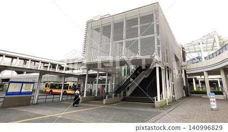 JR東海道線辻戶站北出口已安裝自動扶梯。 JR東海道線辻戶站北出口已安裝自動扶梯。 140996829