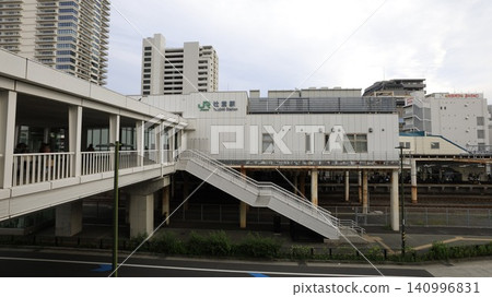 從北出口看到的JR東海道辻戶站車站大樓。 從北出口看到的JR東海道辻戶站車站大樓。 140996831