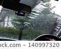 雨中駕車 140997320