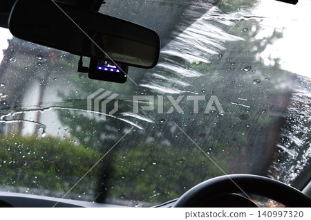 在暴雨中行駛 在暴雨中行駛 140997320