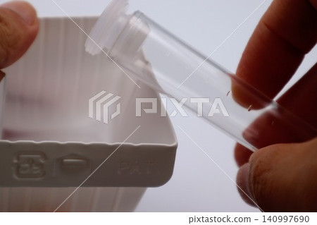 拿著尿檢容器的人 拿著尿檢容器的人 140997690
