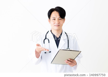 一位身穿白大褂的中年男醫生,手裡拿著裝有病人病歷的活頁夾。 一位身穿白大褂的中年男醫生,手裡拿著裝有病人病歷的活頁夾。 140997750