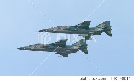 日本航空自衛隊F-1戰機編隊飛行。 日本航空自衛隊F-1戰機編隊飛行。 140998015