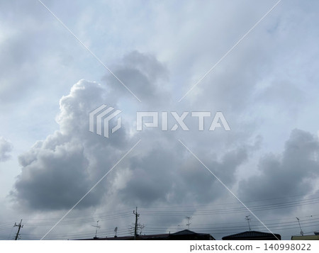 居民區上空佈滿了大片積雨雲，天空多雲。 140998022